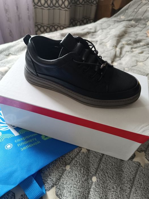 Совершенно новые спортивные туфли кожа осень