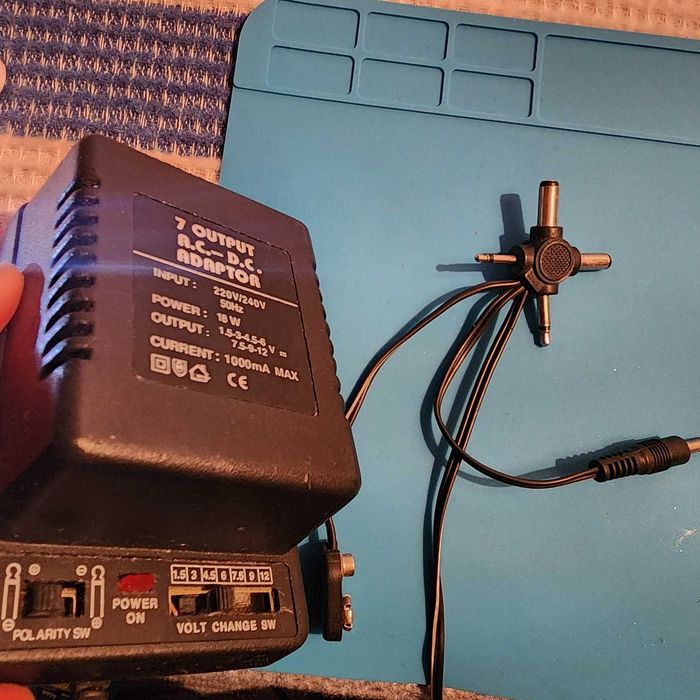 Универсален AC→DC адаптер с 7-степенно регулируемо изходно напрежение