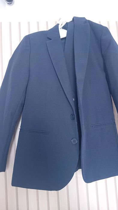 Vand set costum H&M ptr scoala  marime6-8ani .