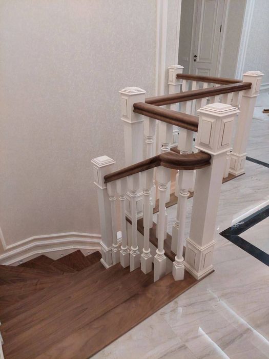 Деревянные леснитцы. Yogʻochdan zinapoyalar.