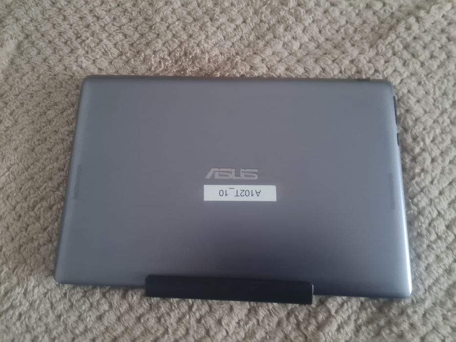 Asus лаптоп-таблет 10-инчов