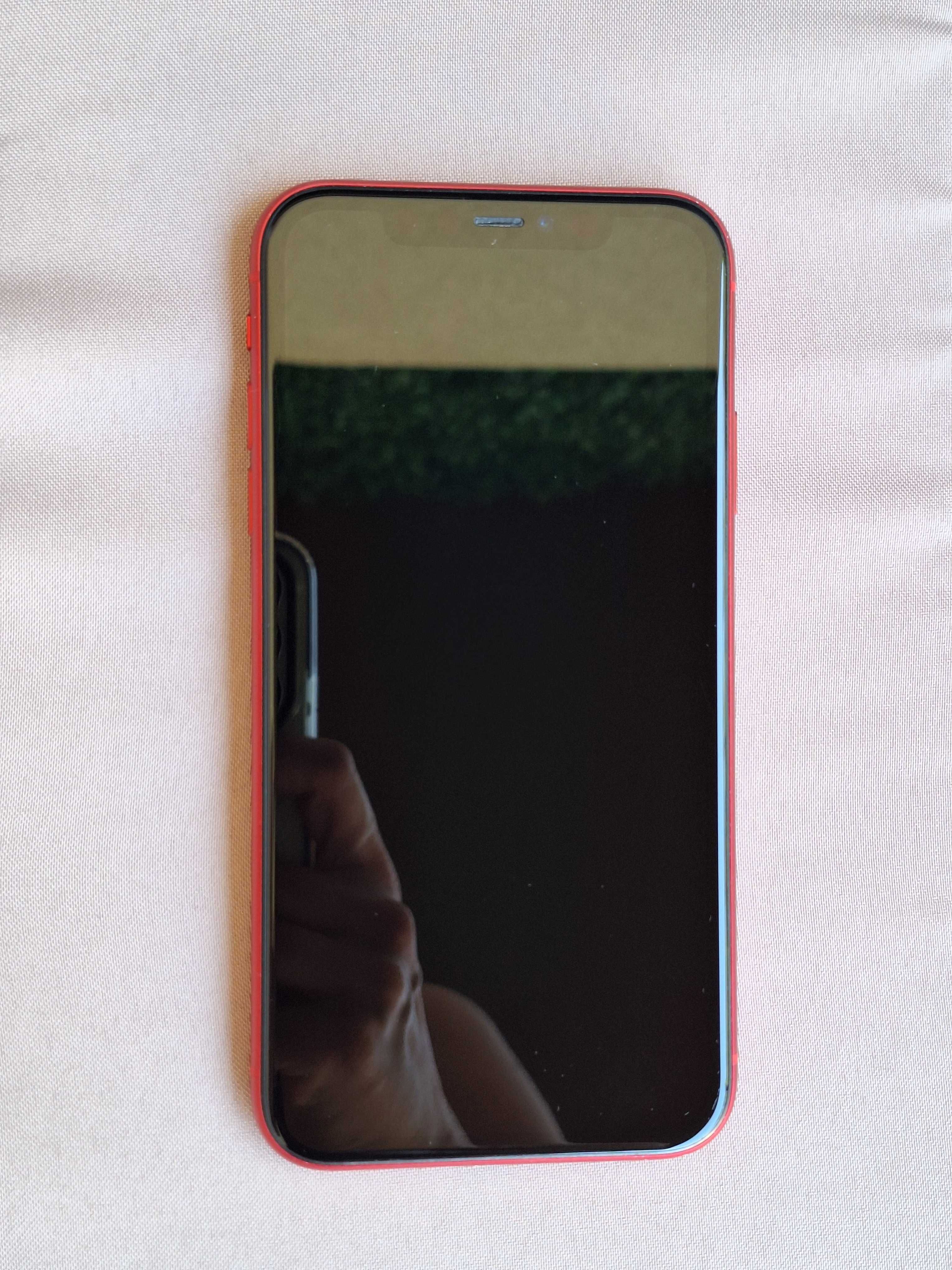 iPhone 11 64GB + зарядно, слушалки и кабел за кола