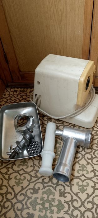 НА ЗАПЧАСТИ электрическая мясорубка.