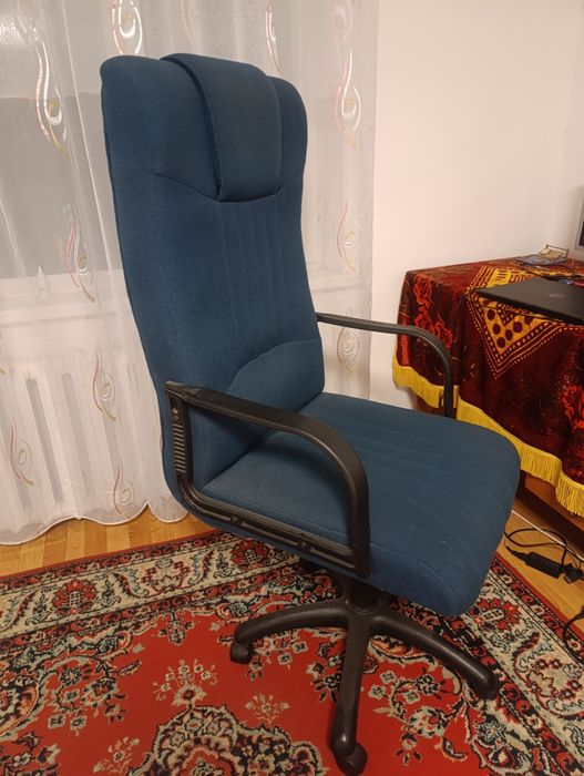 Кресло стул, крутящий стул в хорошем состоянии
