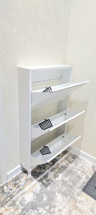 Trentdagi oyoq kiyim javoni