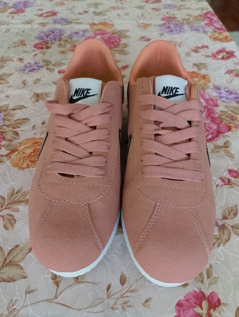 Дамски маратонки Nike.