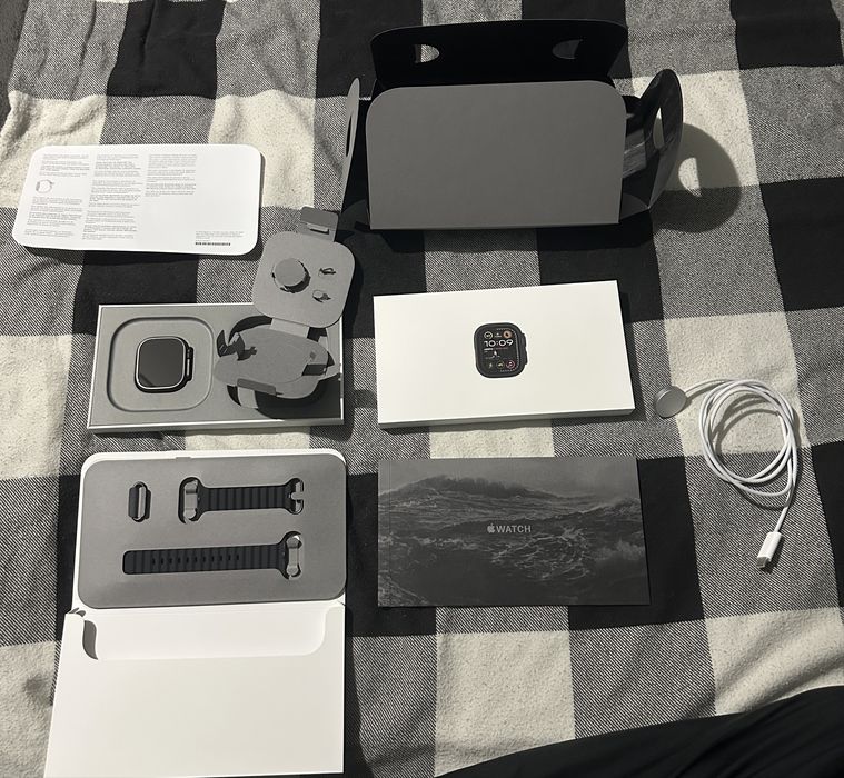 Apple Watch Ultra 2 49mm Titanium Black 2024– Като нов, пълен комплект