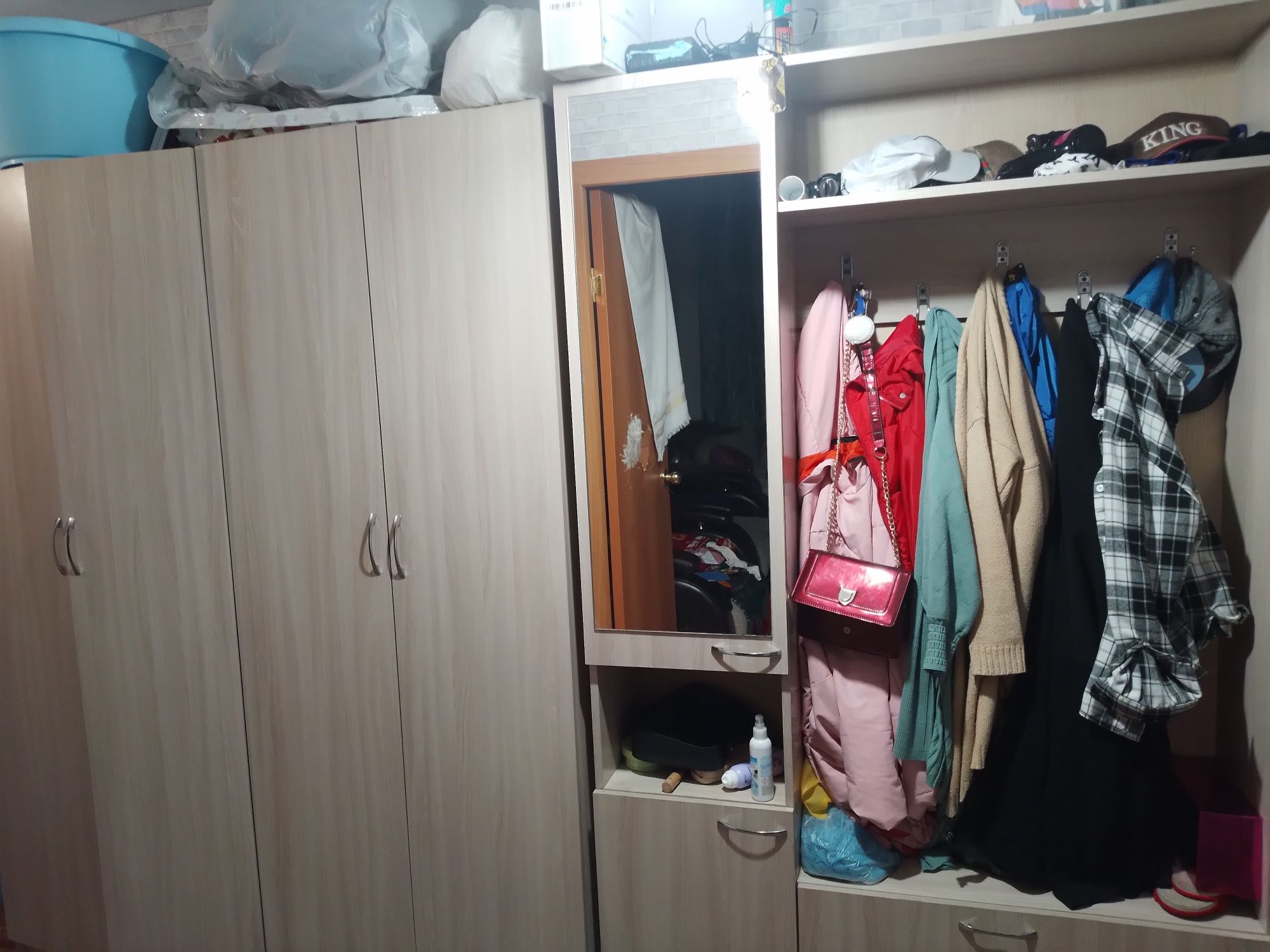 продам прихож.шкафы срочно нигде не поломано.