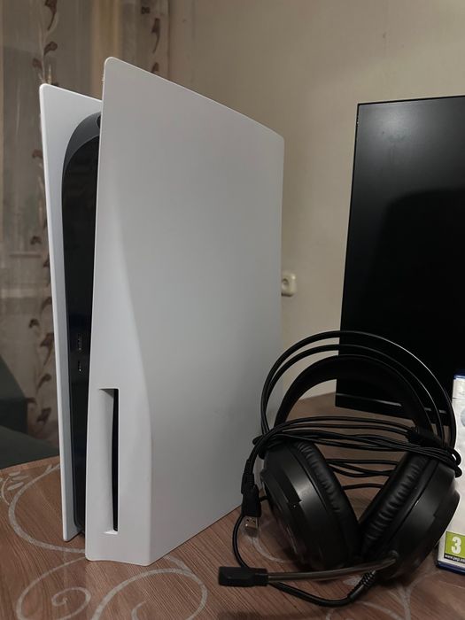 PS5 + монитор 120 Гц + Mortal Kombat & FIFA 23 — почти новая!