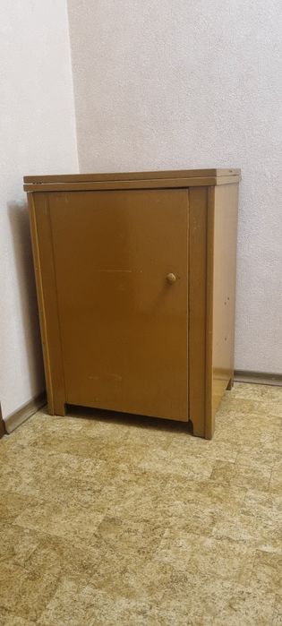 Продам ножную швейную машинку в хорошем состоянии.