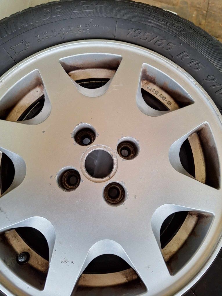 Продавам четири броя алуминиеви джанти с летни гуми 15"