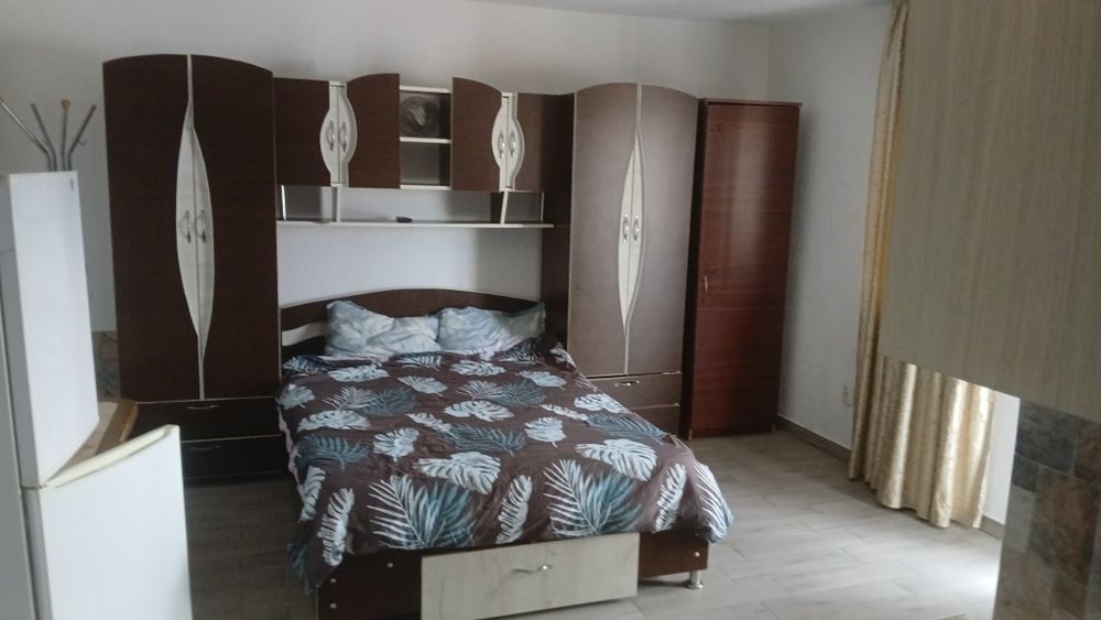 închiriez garsoniera în valenii de munte preț 250 euro  cu totul