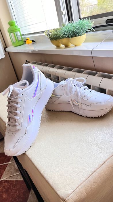 Оригинални кожени  хамелеон маратонки Reebok