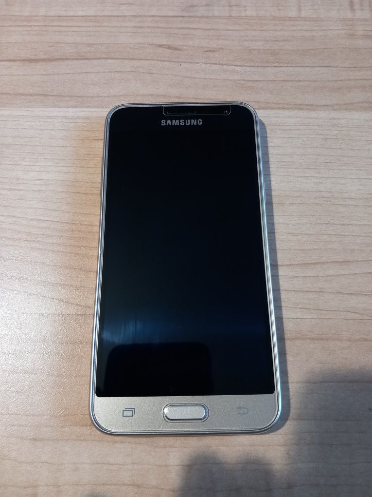 Телефон Samsung Galaxy J3 2016