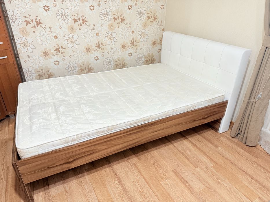 Деткая кровать с кожанным изголовьем