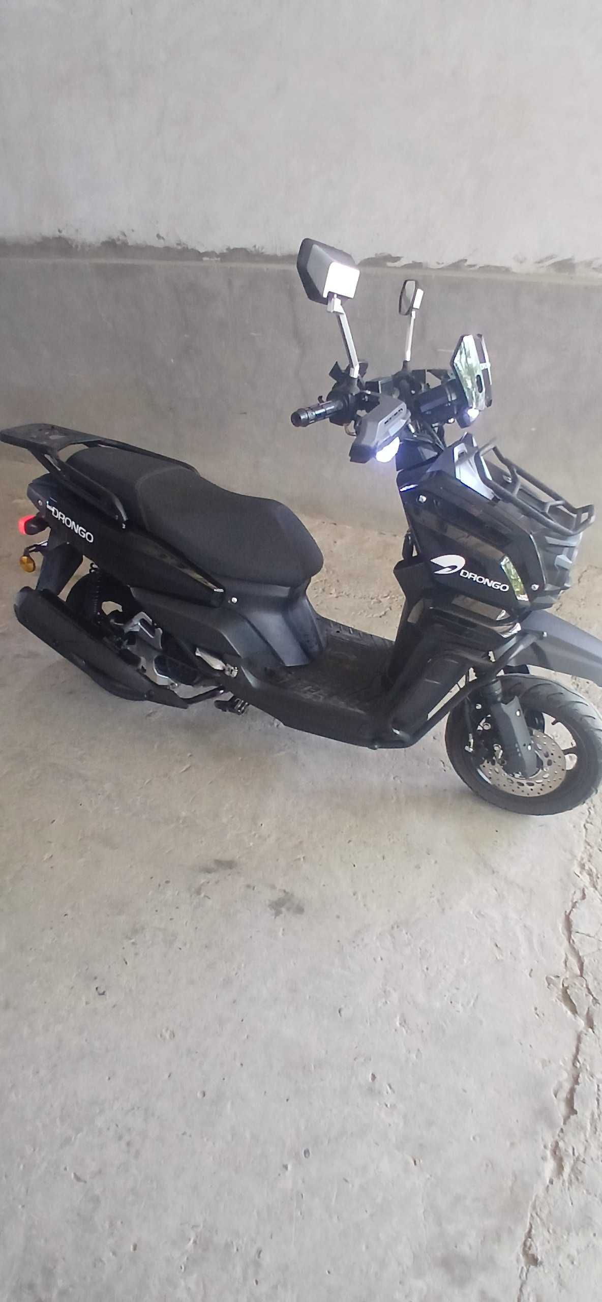 Sroʻchni sotiladi skuter Tank 150 kub