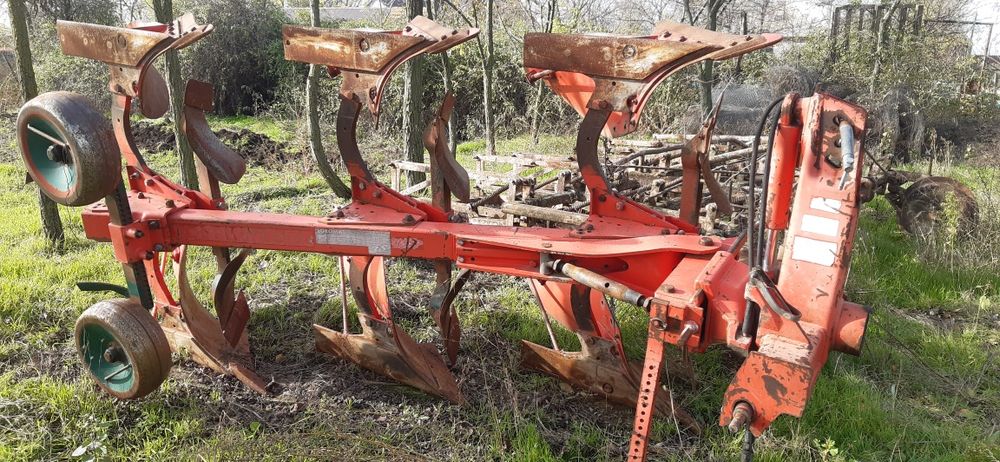 Plug reversibil cu 3 cormane