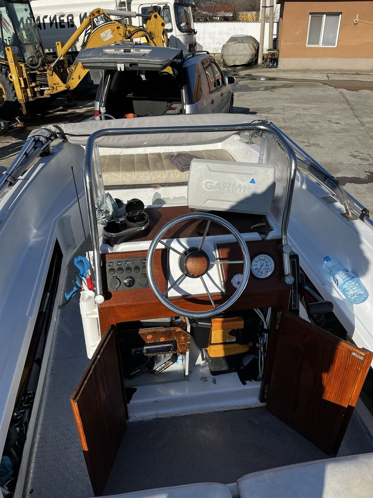 Лодката е Sessa Samba 474 / 180 - оборудвана готова за употреба.