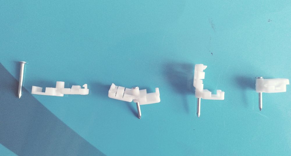 Пластмассовые скобки с гвоздём (20шт).