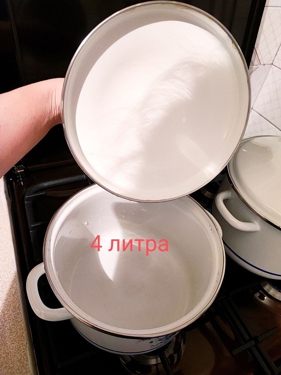 Две кастрюли эмалированные 5 и 4 литра с рисунком Гжель.Б/у.
