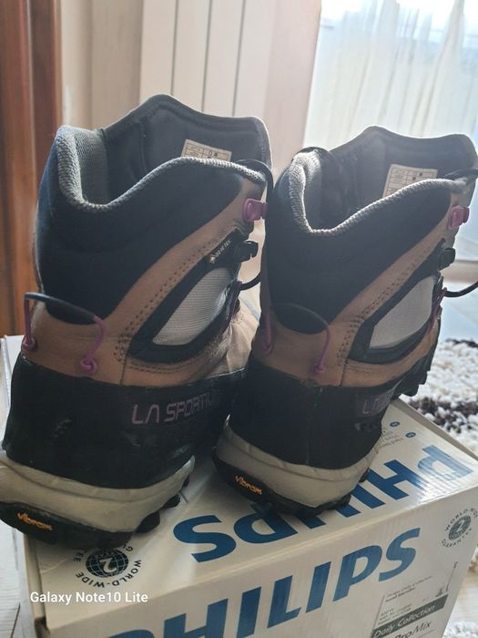 Vând ghete de mers pe munte la sportiva.