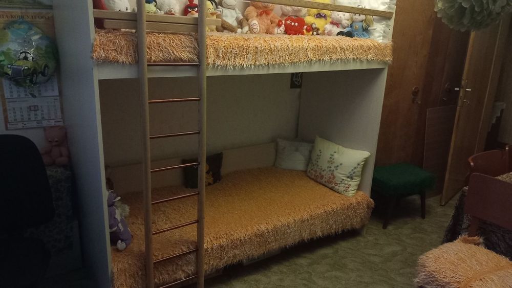 Двуетажно легло и гардероби