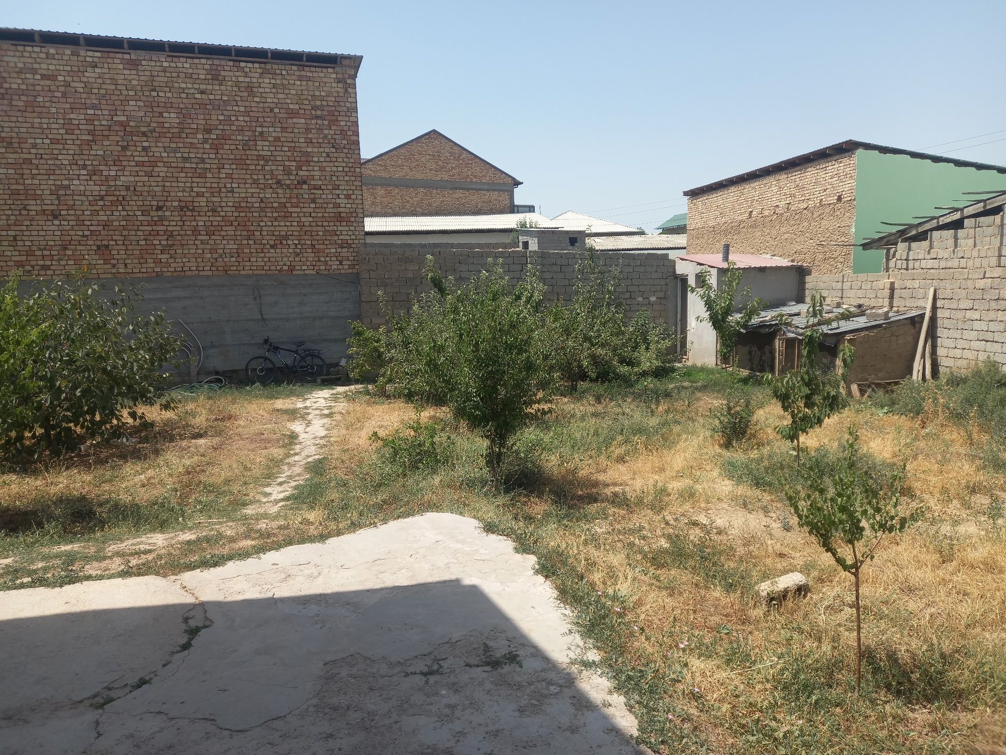 Hovli sotiladi, 5,25 sotix, 3 yashash xona, oshxona, sanuzellar bor.