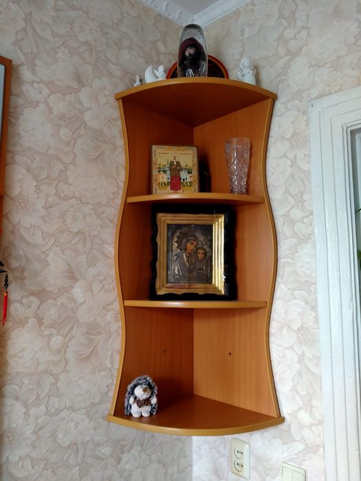 Угловая настенная полка в отличном состоянии