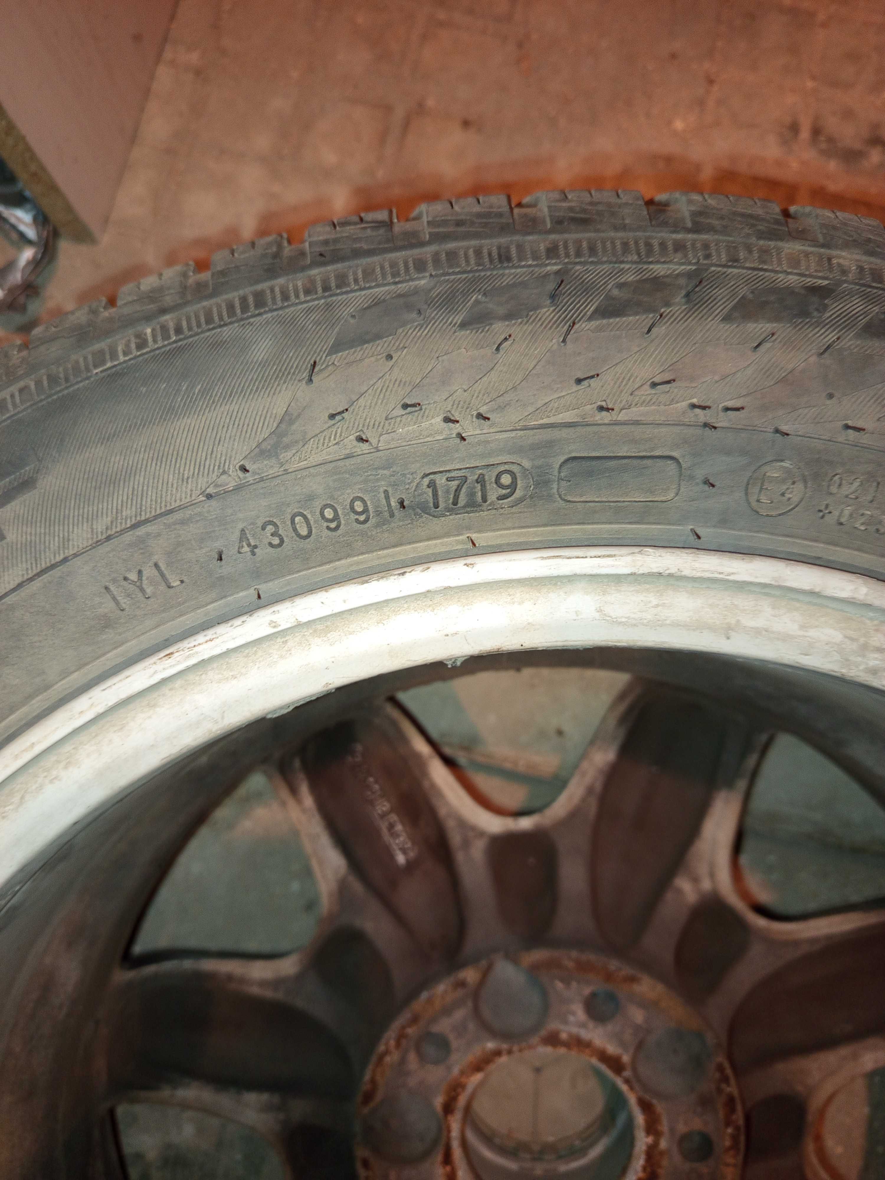 Джанти Mercedes със Зимни гуми Нокиан 205/55/16