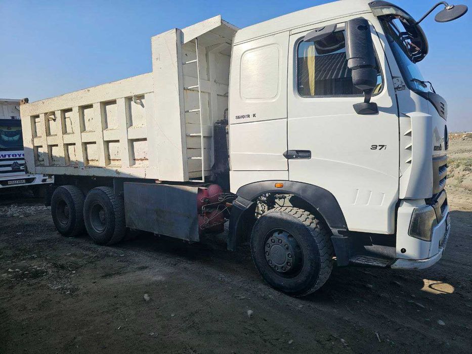 Автосамосвал HOWO A7
