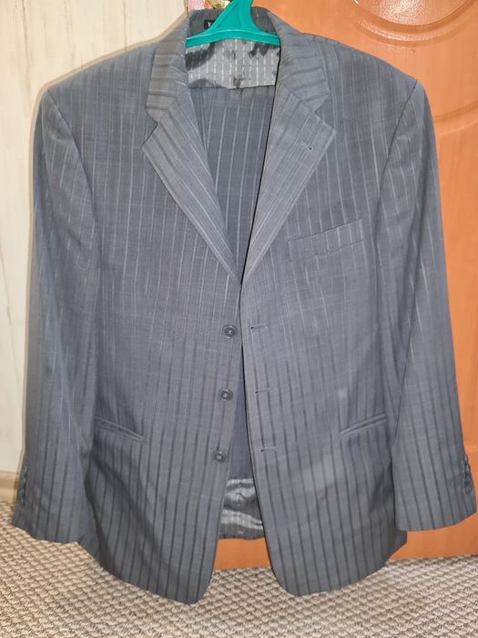 Продаются мужские костюмы