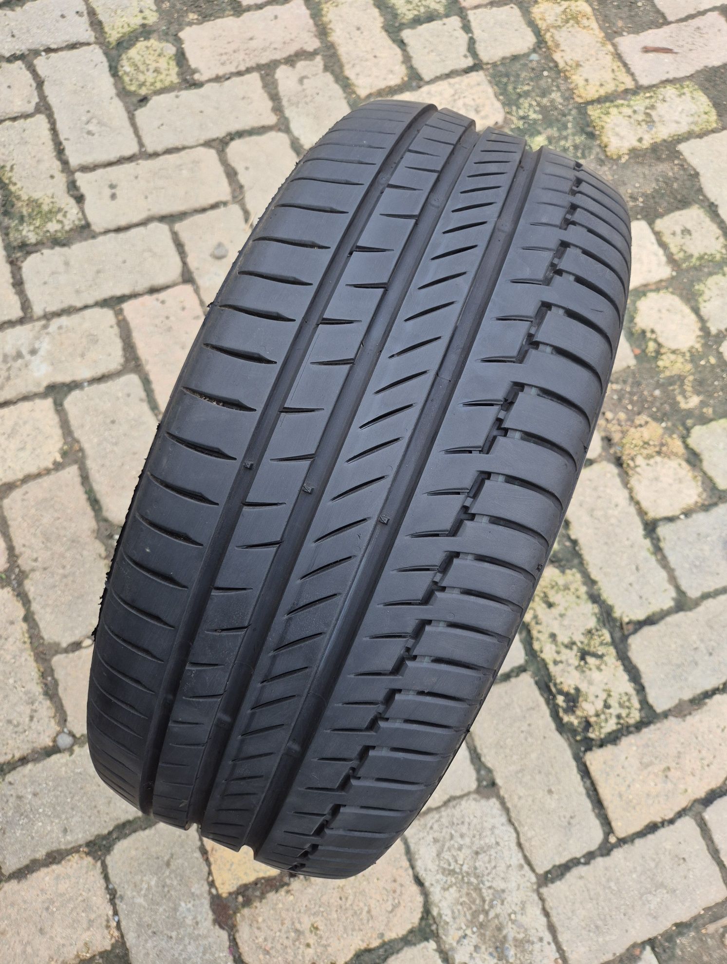 O bucată 235/55 R17 vară - una Dunlop Continental Bridgestone