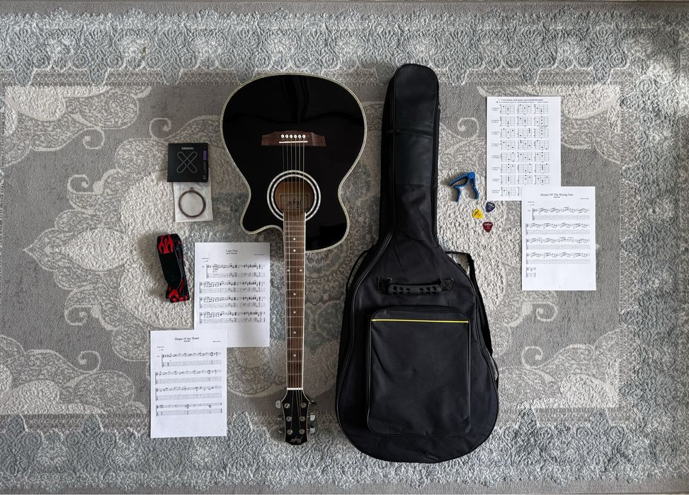 Акустическая Гитара Flight с набором аксессуаров.