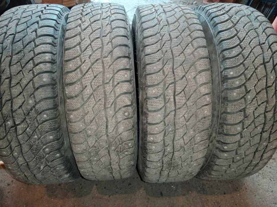 Шины  зимние 215/70/16
