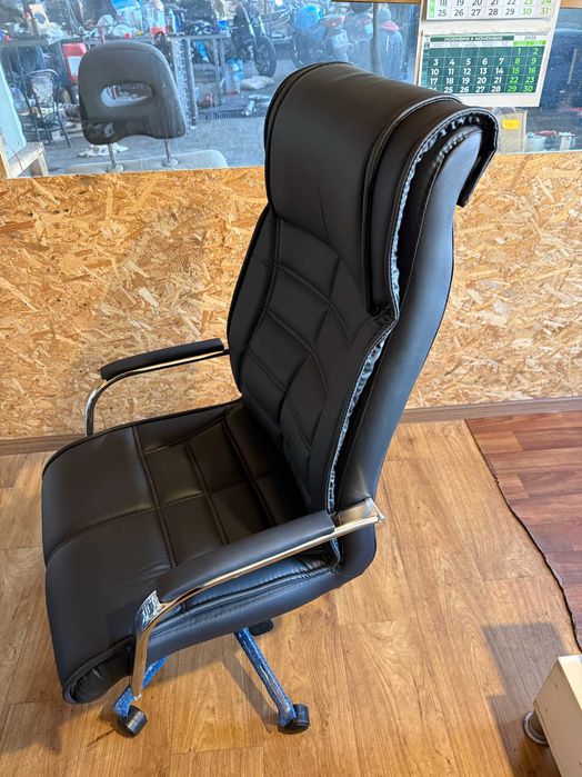 офис стол НОВ изпращам с куриер