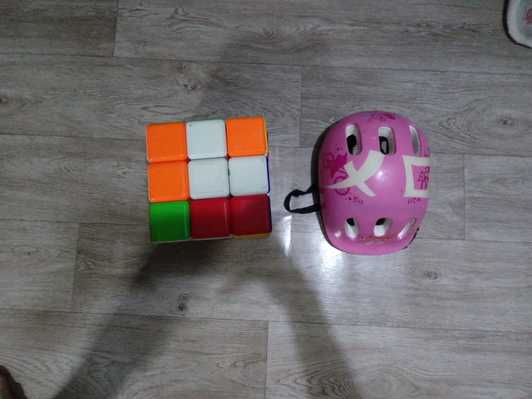 Продам большой кубик рубик и шлем