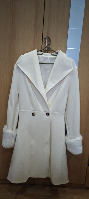 Дамско бяло палто