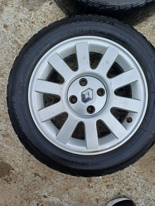Vând 4 jenați renault megan1 pe 15"
