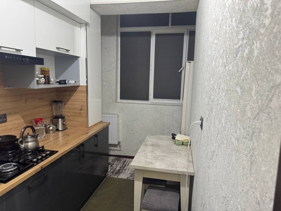 Срочна сотилади. 1 хона  Янгиҳаёт метро 3-бекат