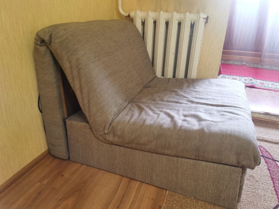 Кресло-кровать б/у. Требует ремонта.