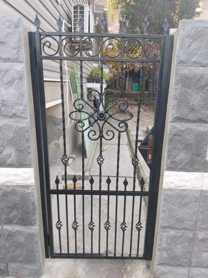 Метални парапети, огради, врати и стълби
