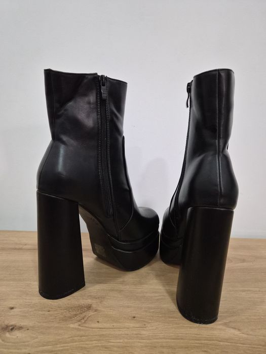 Дамски къси ботуши с платформа и висок ток