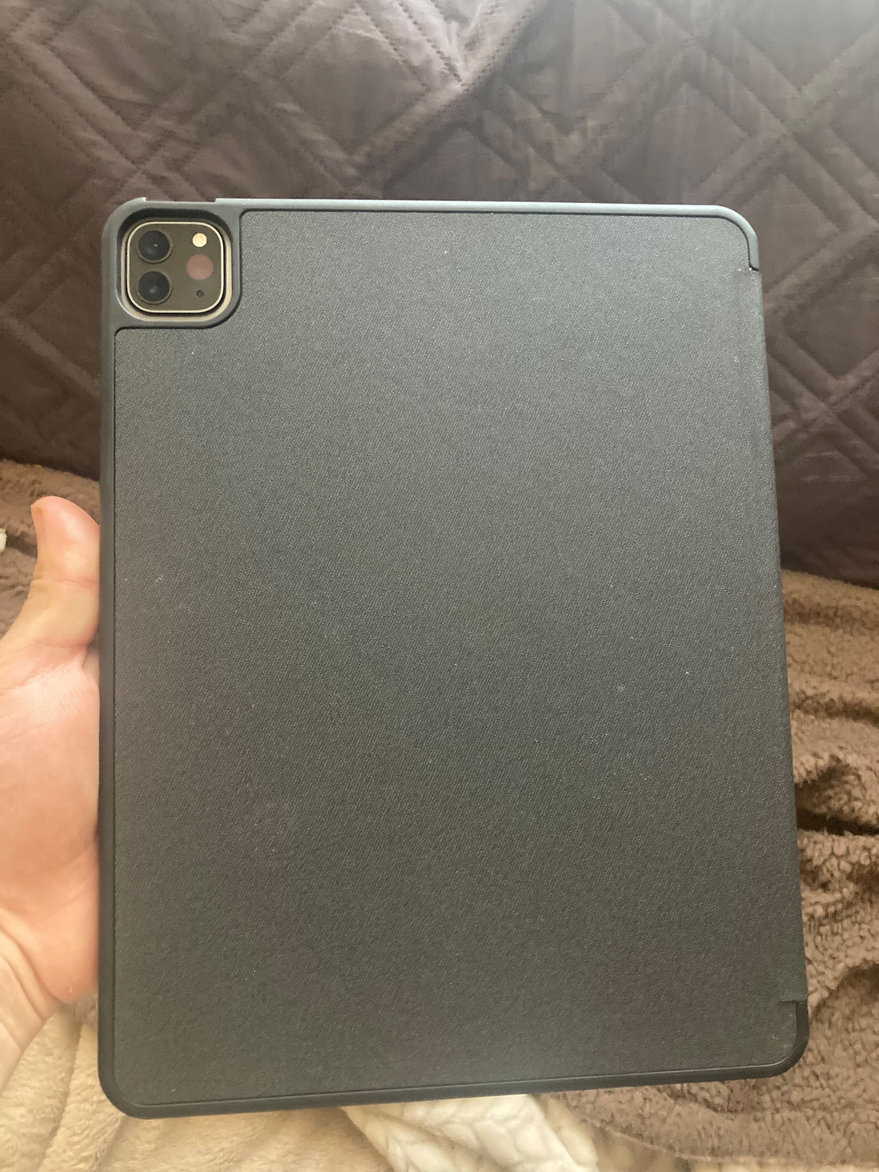 iPad Pro 11” 2020, 128GB / ICloud activ se vinde doar pentru piese!