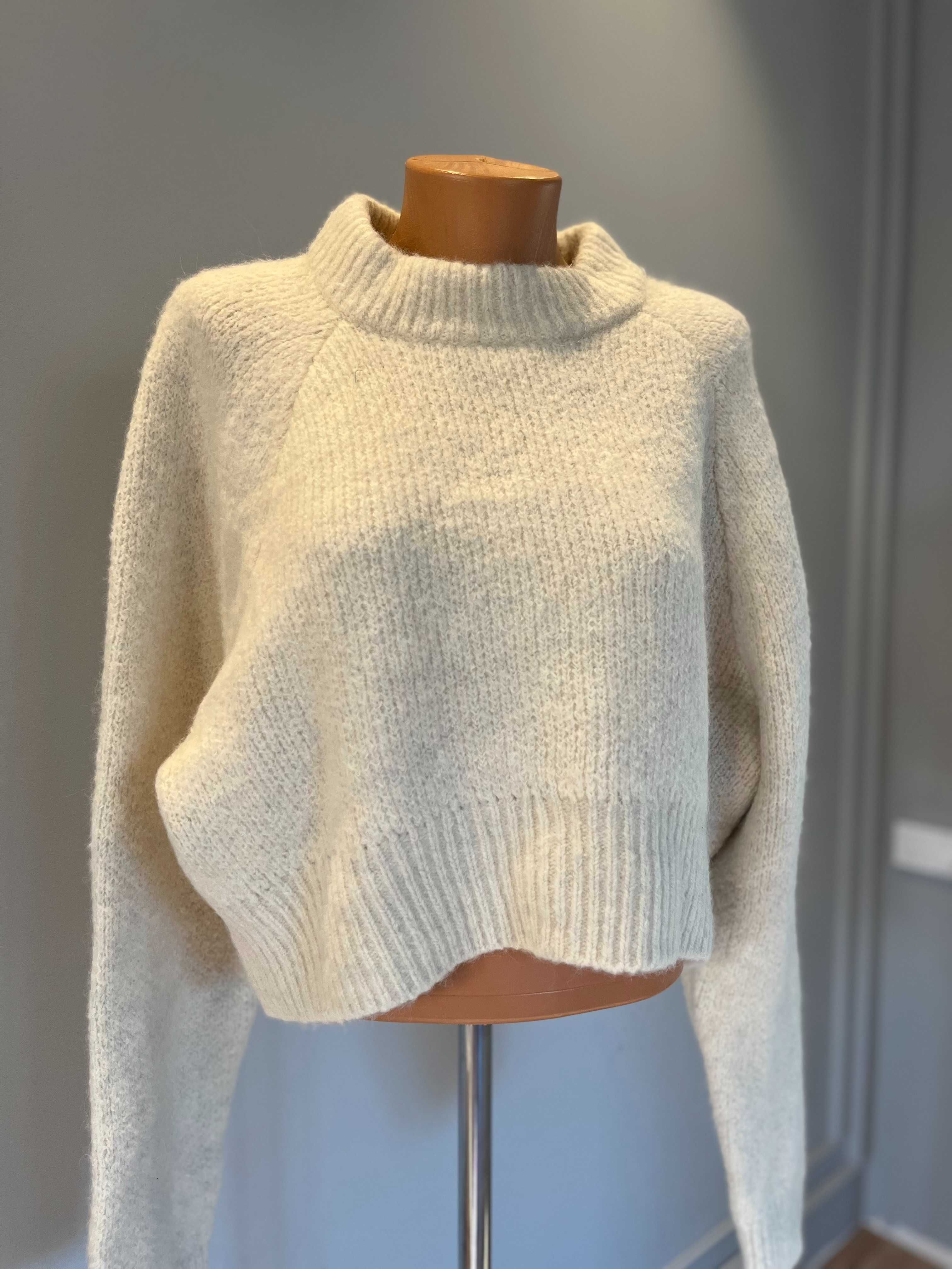 свитер от бренда Calvin Klein