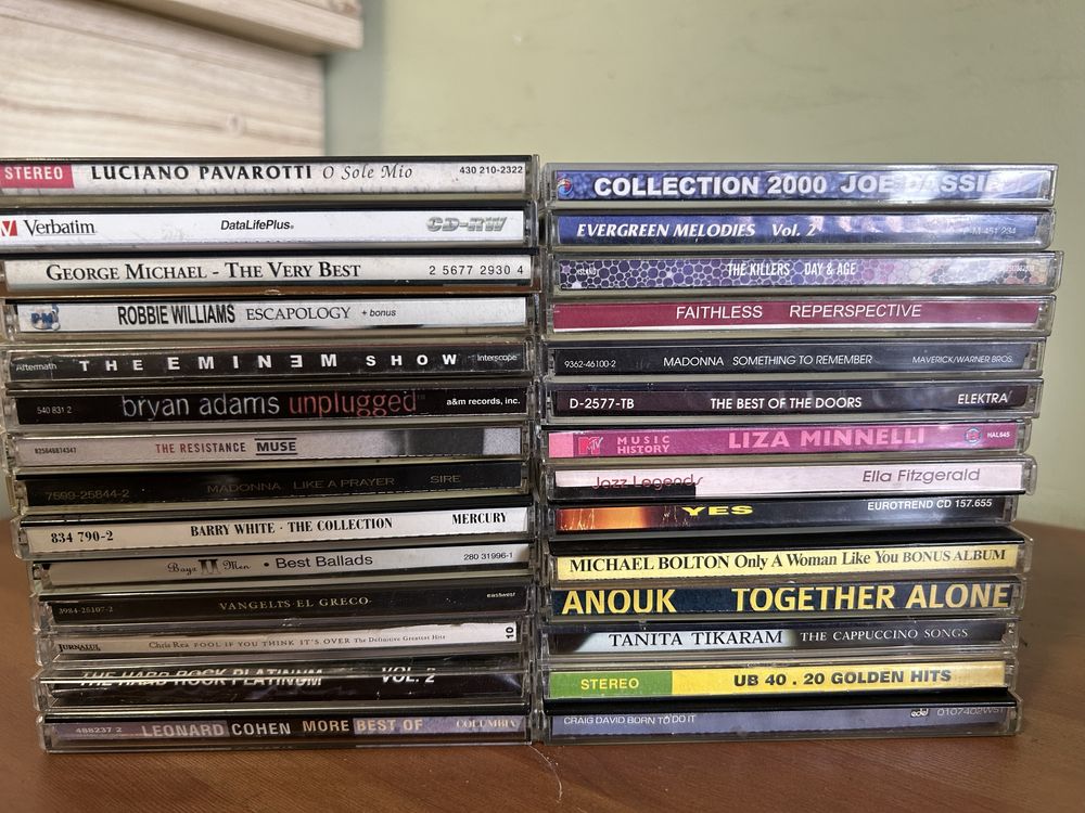 Vand colectie de cd-uri muzica pop-rock