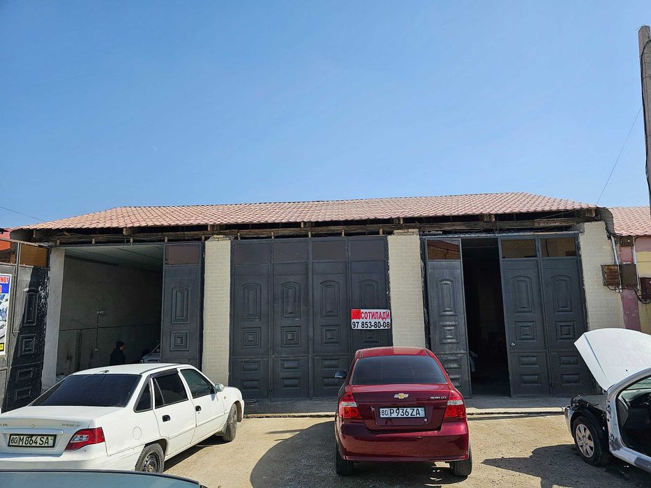 Avto servisga mo‘ljallangan joy orqa yer maydoni bilan birga sotiladi.