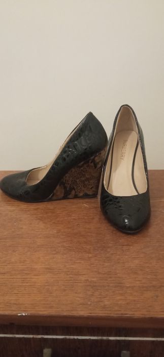 Обувь женская четыре пары за 240000.