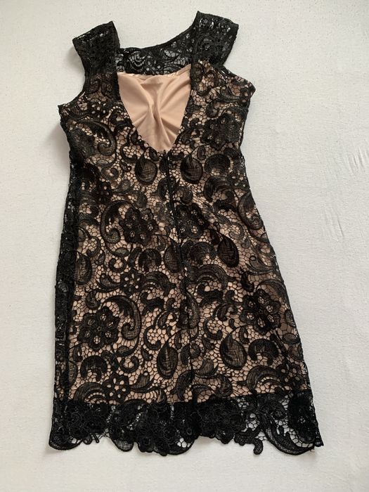 Продавам дантелена черна рокля