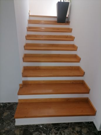 Trepte scări interioare din lemn masiv