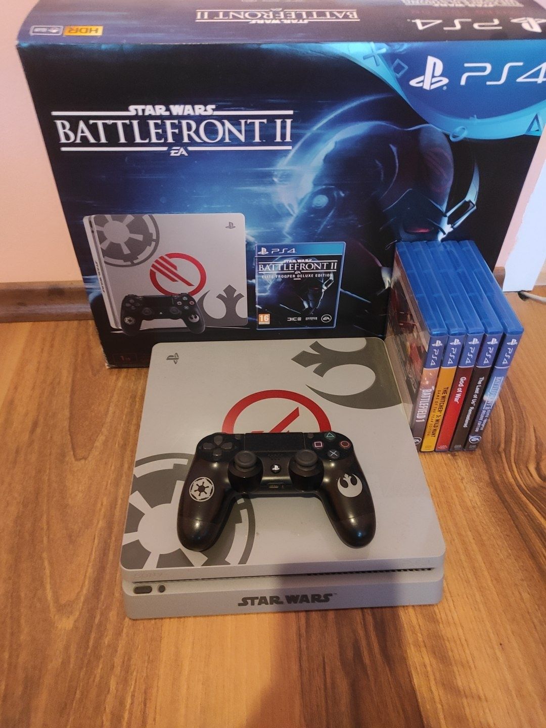 Продавам Playstation 4Slim 1TB Star wars edition.
5 Игри